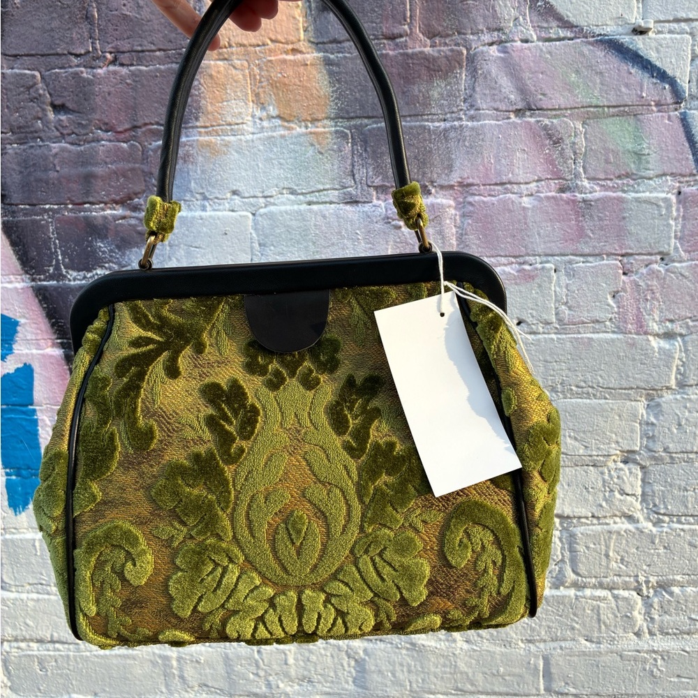 Elegant Green Velvet Handbag - Picture 2 of 7